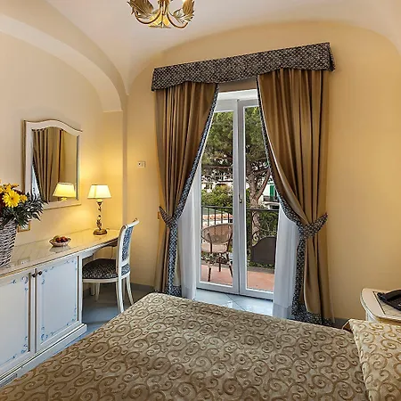 ネットゥーノ ホテル 4*