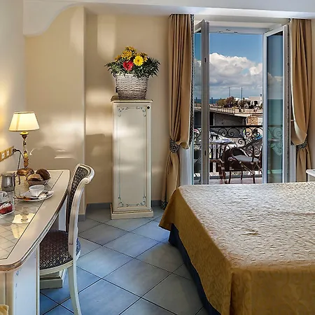 ネットゥーノ ホテル 4*